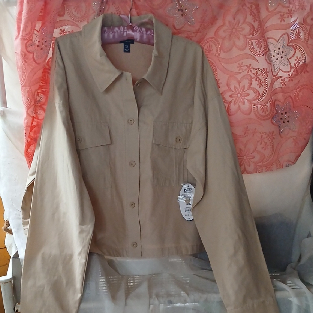 Tan Utility Jacket with Tailored Silhouette and Classic Collar